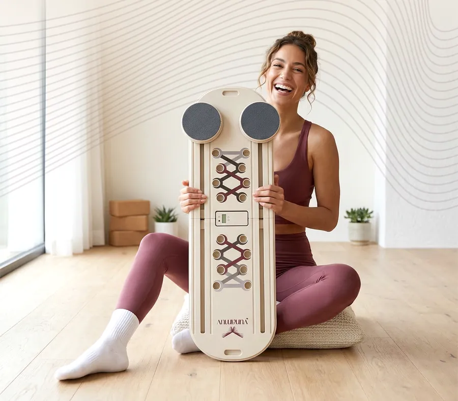Smiling woman holding the yunamuv board
